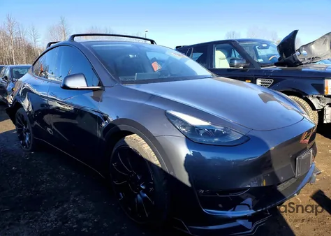 2022 Tesla Model Y z USA, uszkodzony, nr VIN 7SAYGDEF4NF565589